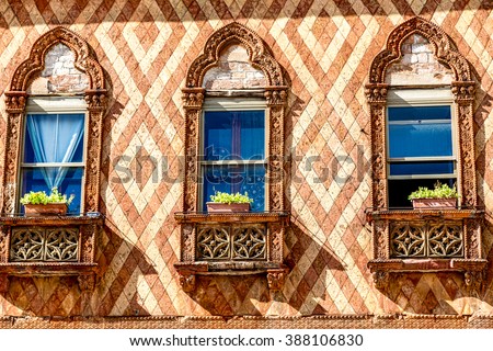Foto stock: Ancient Gothic Style Window In Venice