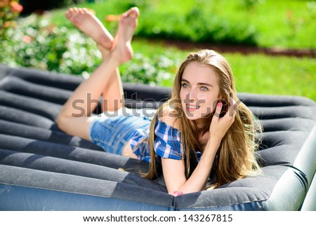 Foto stock: Pretty Woman Lying On Air Mattress