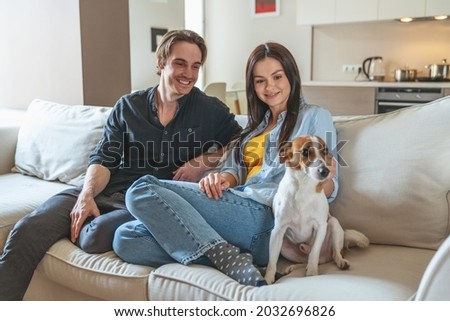 Zdjęcia stock: Couple Having Fun With Their Pet Dog In Kitchen At Home