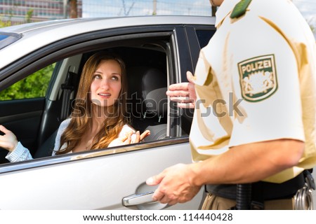 A Beautiful Police Woman Stops Auto Stockfoto © Kzenon