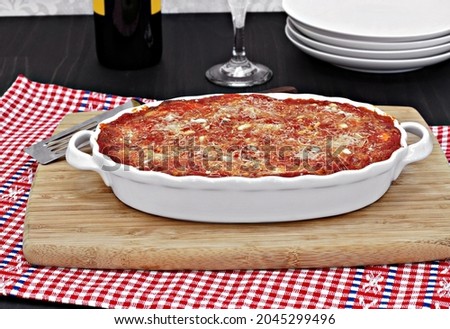 Foto d'archivio: Full Oval White Baking Pan Of Baked Eggplant Or Lasagna