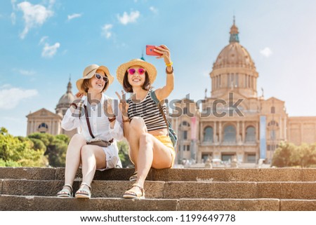 Foto stock: Asian Travelers Taking Selfie