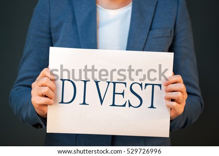 Foto stock: Divestment Concept With Businesswoman In Suite