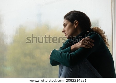 Foto stock: Vulnerable Troubled Young Woman Hugging Herself