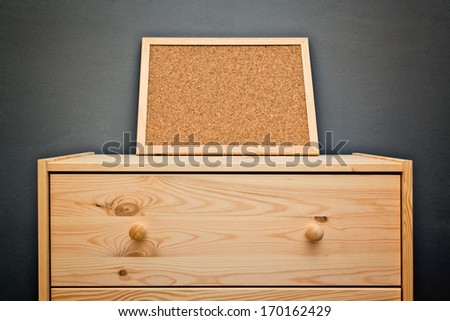 Foto stock: Cork Memory Board On Wooden Cabinet