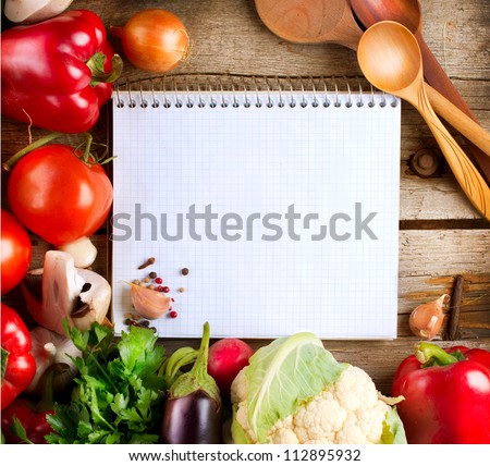 商業照片: Open Notebook And Fresh Vegetables Background
