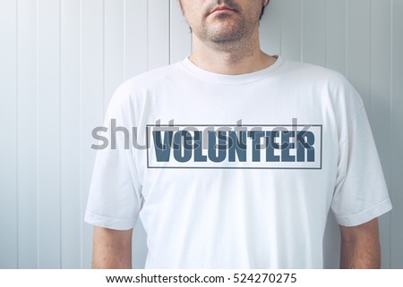 Zdjęcia stock: Guy Wearing Shirt With Volunteer Label Printed On Chest