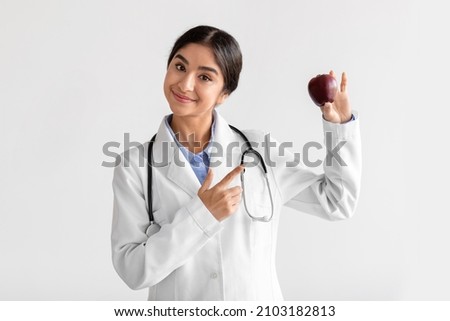 ストックフォト: Indian Nutritionist Offering Fresh Red Apple