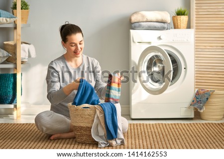 Foto d'archivio: Young Woman Doing Laundry