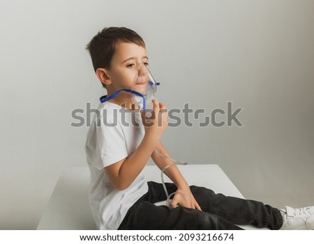 Foto stock: A Boy Treated With Inhaling Masks Smoke At Home