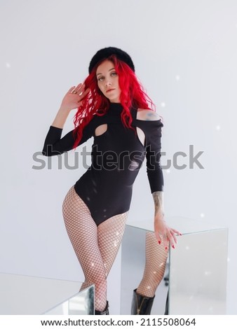 Foto stock: Burlesque Woman With Disco Balls