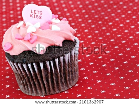 Stockfoto: Lets Kiss Valentine Cupcake