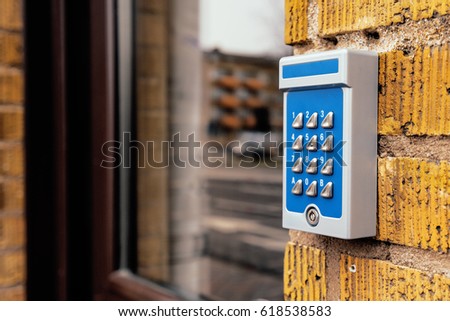 Zdjęcia stock: Outdated Intercom Device At Apartment Building Entrance