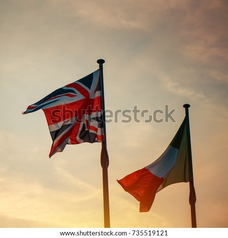 Zdjęcia stock: Italian And British Flag On A Pole In Sunset