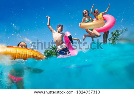 ストックフォト: A Child Boy Is Swimming Underwater In A Pool Smiling And Holding Breath With Swimming Glasses