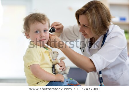 Foto stock: Doctor Looking In Boys Ear