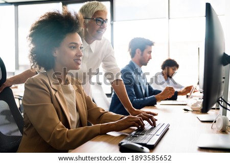 Foto stock: Senior Businesswoman Working Together With Young Business People