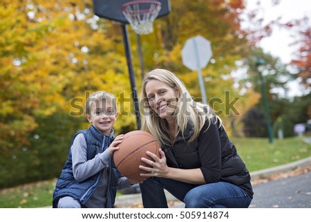 Mother Play Basketball With His Son Foto d'archivio © Lopolo