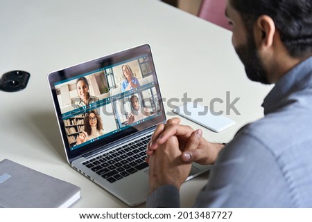 Stockfoto: Communicating Diverse Coworkers Using Laptop