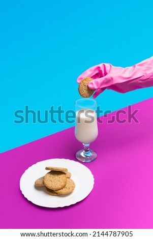 Foto d'archivio: Nurse Holding A Plate Of Biscuits