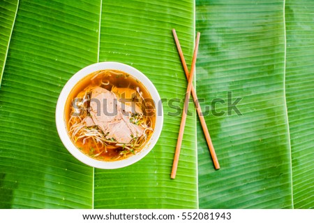 Foto stock: A Bowl Of Traditional Vietnamese Beef Soup Pho Bo On Banana Leaf Background