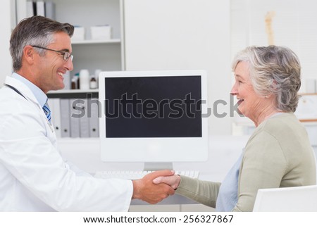 Zdjęcia stock: Side View Of A Caucasian Male Doctor And Senior Man Patient Interacting With Each Other In Clinic