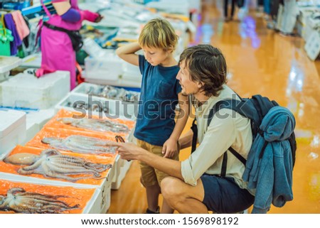 Stockfoto: Dad And Son In The Korean Market Raw Seafood At Noryangjin Fisheries Wholesale Market In Seoul Sou