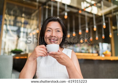 Asian Middle Aged Woman Drinking Cappuccino Coffee At High End Fancy Cafe Chinese Businesswoman Enj Stockfoto © Maridav