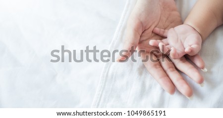 Foto stock: Baby Boy At Mother Hand