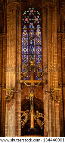 Foto stock: Golden Cross Stained Glass Altar Gothic Catholic Barcelona Cathe