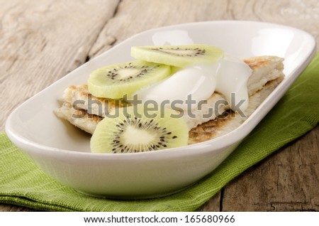 Сток-фото: Pancake With Double Cream And Kiwi