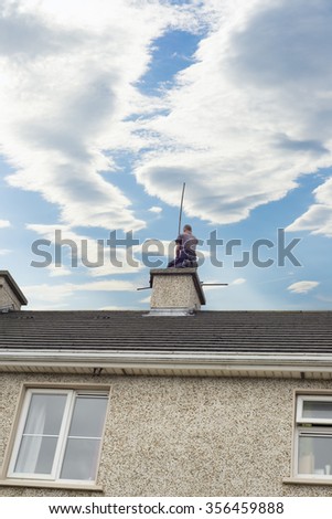 Foto stock: Chimney Sweep Busy Cleaning Home Chimney