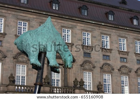 Foto d'archivio: Impaled Polar Bear Sculpture In Copenhagen