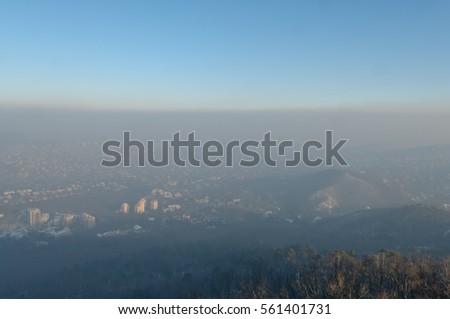 Stockfoto: Smog Settled Over Budapest Captured From The Nearby Hills Smoke And Exhaust Fumes Accumulated In