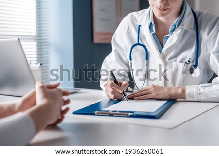 Foto stock: Doctor Prescribes A Prescription