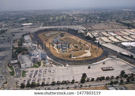 Foto d'archivio: Aerial Of Los Angeles And The Hollywood Park With Horse Race Tra