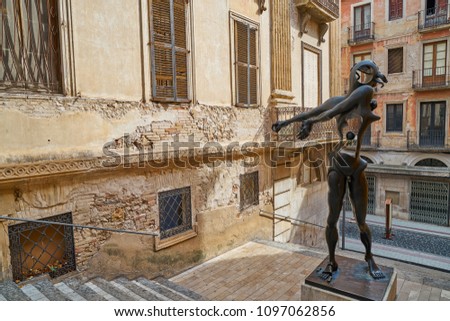 Foto stock: Dali Sculpture In Figueres Street Near Museum