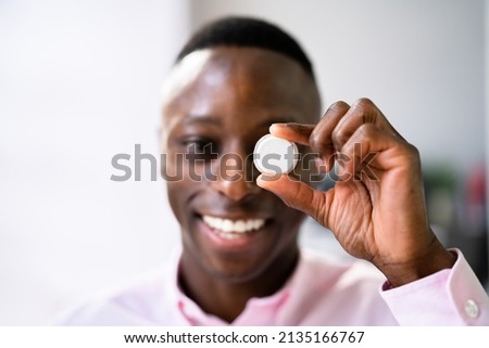 Stockfoto: Man Testing Glucose Level With A Continuous Glucose Monitor