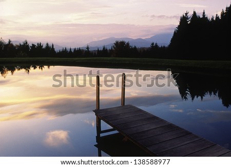 Foto stock: Sunset Over A Pond And Dock In Vermont