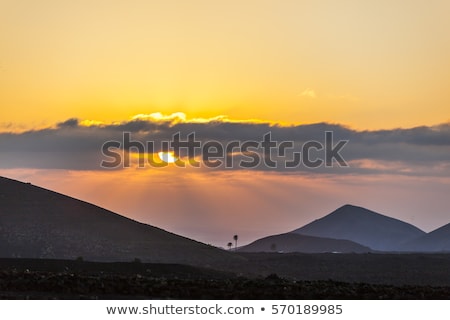 Foto d'archivio: Spectacular Sunset Over The Volcanic Mountains In Lanzarote