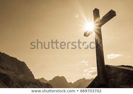 Foto d'archivio: Wooden Cross In Front Of Sun