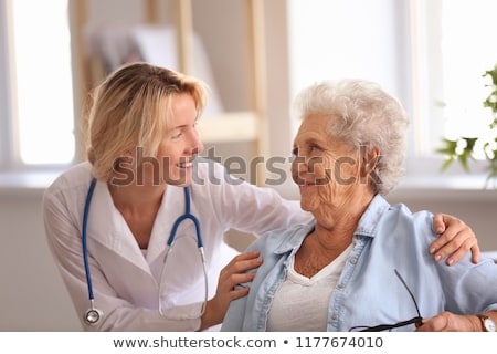 Foto stock: Senior Woman And Doctor Hugging