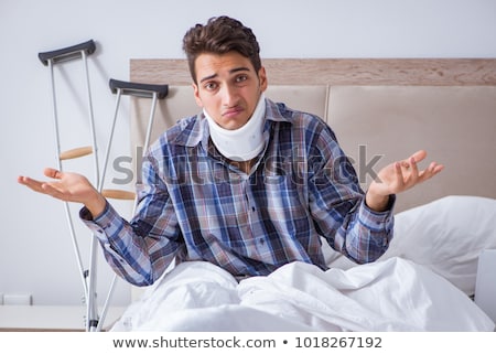 Foto stock: The Injured Man In Bed At Home With Crutches