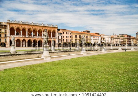 Stockfoto: Fountain On Square Prato Della Valle In Padua Italy