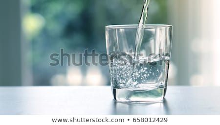ストックフォト: トルからグラスに水を注ぐ