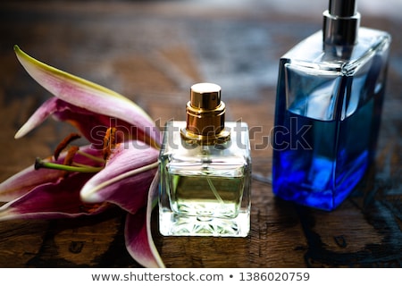 [[stock_photo]]: Aporiser · de · l'eau · de · toilette