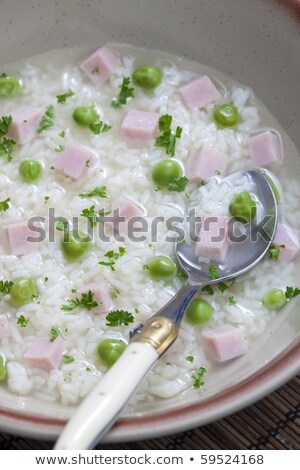 ストックフォト: ンドウ豆とライスの燻製肉ブイヨン