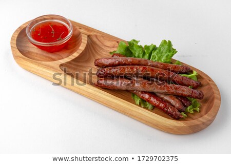 Stockfoto: E · jachtworsten · op · een · wit · bord