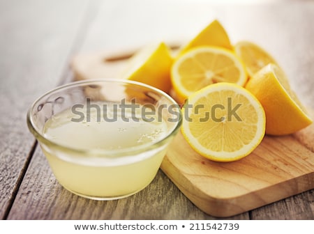 Foto d'archivio: Lemon Juice And Fresh Lemons