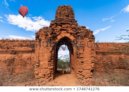 Foto stock: Hot Air Balloons Flying Over Buddhist Temples At Bagan Myanmar